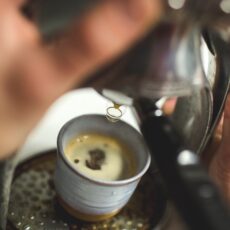 Kaffe brygges i hånddrejet keramik_forbrugertrends_pris